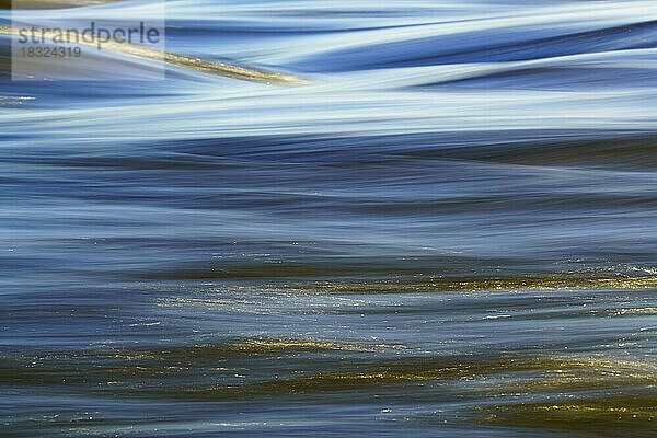 Abstrakter Hintergrund  die Textur des sich langsam bewegenden Wassers bildet Wellen und Spritzer. Langzeitbelichtung eines Landschaftsbildes mit Kopierraum. Sambesi-Fluss  Simbabwe  Afrika