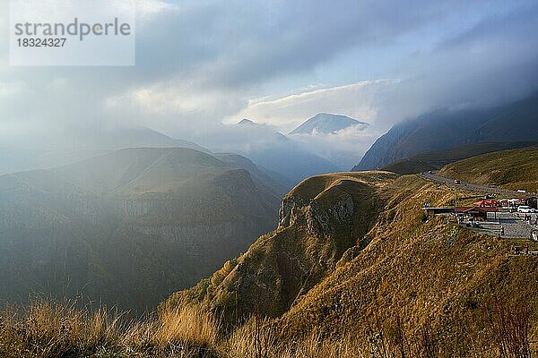 Blick in die Teufelsschlucht  von dem Denkmal der georgisch-russischen Freundschaft zum Vertrag von Georgijewsk  Parkplatz  georgische Heerstraße  zwischen Gudauri und dem Kreuzpass  Mzcheta-Mtianeti  Großer Kaukasus  Georgien  Asien