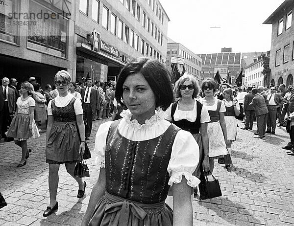 Jaehrlich begeht die Sudetendeutsche Landsmannschaft  hier am 27. 5. 1969 in Nuernberg  traditionell der Sudetendeutschen Tag  Deutschland  Europa