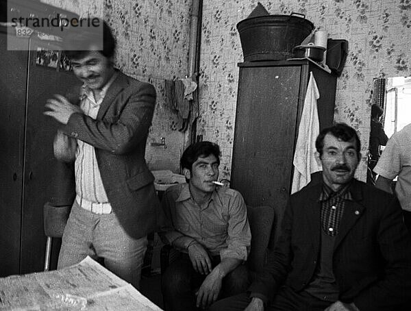 Schlafstellen zu vermieten verkuendet ein Schild im Dortmunder Norden  dahinter steckt 'Mietwucher mit Bruchbuden'  die dieses Foto am 13. 8. 1973 illustriert. Gastarbeiter sind die Mieter  die fuer ein Bett 90 DM zahlen und ein Zimmer mit mehreren teilen  Deutschland  Europa