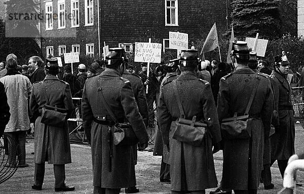 Ein Ueberangebot der Polizei teils mit Tschakos ausgestattet  hier im Jahre 1969 in Bochum  schuetzte eine spaerlich besetzte Versammlung der rechtsradikalen NPD vor hundert jungen Leuten  die zur Demo gegen die Neonazis kamen  Deutschland  Europa