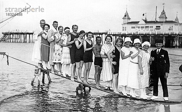 Badegruppe am Strand  witzig  lachen  Sommerferien  Ferien  Lebensfreude  etwa 1930er Jahre  Ostsee  Rügen  Mecklenburg-Vorpommern  Deutschland  Europa