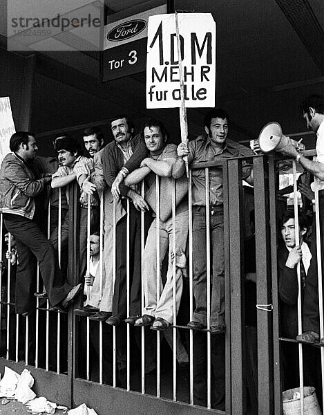 Der Streik bei den Ford-Werken  hier am 27. -29. 8. 1973 in Koeln  war ein Spontanstreik (Wilder Streik) und Teil einer gleichen Serie  der dominiert wurde durch tuerkische Migranten  Verursacht auch durch starke Inflation  Deutschland  Europa
