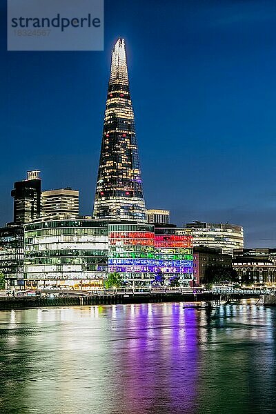 Themseufer mit Hochhaus The Shard bei Nacht  London  City of London  England  United Kingdom  Großbritannien  Europa