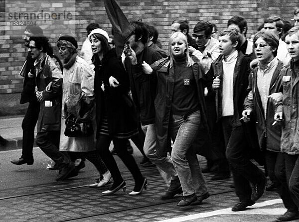 Viele tausend Menschen versammelten sich in Bonn am 11. 5. 1968 zum Marsch auf Bonn um gegen die Notstandsgesetze zu protestieren  Deutschland  Europa