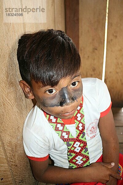 Indigenes Volk  kleiner Junge des Urvolkes Huni Kuin mit traditionellem Schmuck und Gesichtsbemalung  Acre  Brasilien  Südamerika