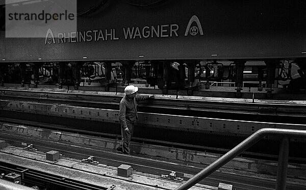 Das Thyssenrohrwerk  hier im Jahre 1968 in Duisburg  produzierte große Rohre fuer den internationalen Markt  Deutschland  Europa