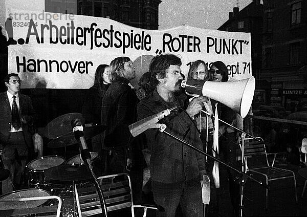 Die Arbeiterfestspiele Roter Punkt  eine Veranstaltung linker Gruppen am 18. 9. 1971 in Hannover  wurde ein Treffen der Gegner der Fahrpreiserhöhungen im oeffentlichen Nahverkehr und Freunden der Musikszene  Deutschland  Europa