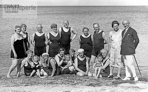 Badegruppe am Strand  witzig  lachen  Sommerferien  Ferien  Lebensfreude  etwa 1930er Jahre  Ostsee  Mecklenburg-Vorpommern  Deutschland  Europa