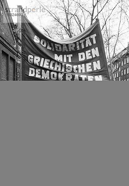 Eine Demonstration mit Folkloreelementen in Düsseldorf am 25. 5. 1971 gegen die Herrschaft einer Militaerjunta und fuer Demokratie in ihrem Lande von griechischen Gastarbeitern und Deutschen  Deutschland  Europa