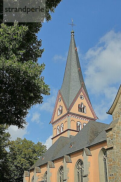 Kirchturm der spätromanischen St. Johann Baptist Kirche  Bad Honnef  Nordrhein-Westfalen  Deutschland  Europa