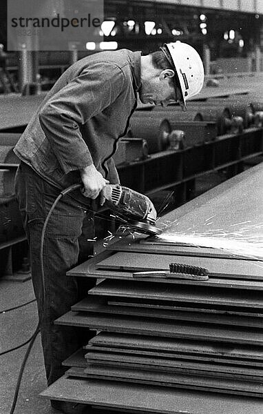 Das Thyssenrohrwerk  hier im Jahre 1968 in Duisburg  produzierte große Rohre fuer den internationalen Markt  Deutschland  Europa