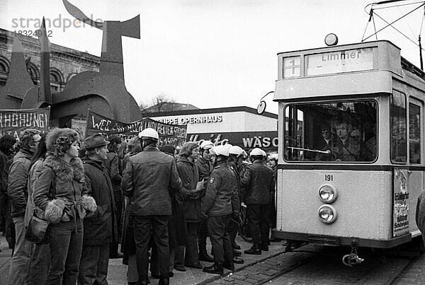 Gegen Fahrpreiserhoehungen bei Bahn und Bus wandten sich Demonstrationen vom 1.-5.4.1975 im Zentrum von Hannover  die unter dem Stichwort Roter Punkt traditionell wurden  Deutschland  Europa