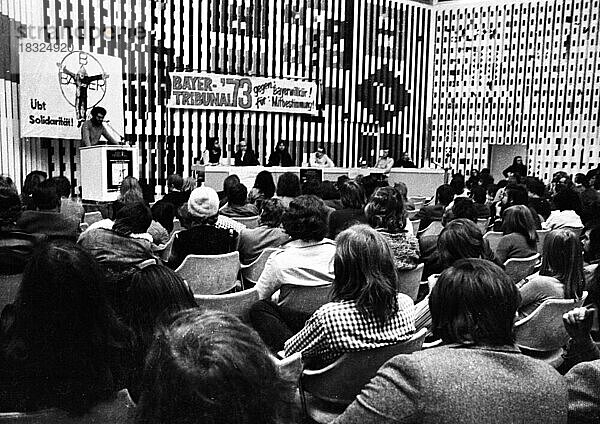 Die Foerderung der Mitbestimmung beim Bayerkonzern war das Ziel dieser Veranstaltung Gewerkschafter und Linker am 8. 12. 1973 in Leverkusen  Deutschland  Europa
