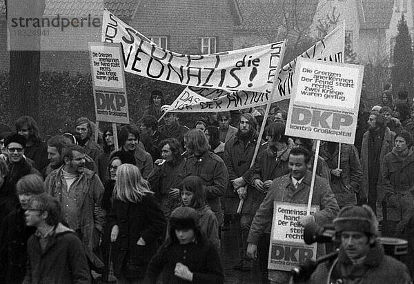 Die rechtsradikale Aktion Widerstand der NPD war eine bundesweite Antwort auf die Politik Willy Brandt auf Verstaendigung mit dem Osten im Jahre 1970. Diese erzeugten eine teils wuetende Reaktion linker Parteien und Gruppen bei den Au Auftritten von Alt-und Neonazis  DEU  Deutschland  Bonn  Hamburg  Essen  Europa