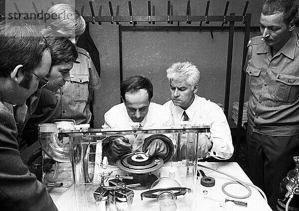 Eine Delegation von Wissenschaftlern der UdSSR besuchte Deutschland  um am 03. 06. 1973 in der Dortmunder Westfalenhalle Weltraumtechnik und Mondstaub auszustellen. Polizei nahm sich der Gaeste und dem Mondstaub an  da damals noch nicht bekannt war  ob die Sicherheit in Gefahr war  Deutschland  Europa