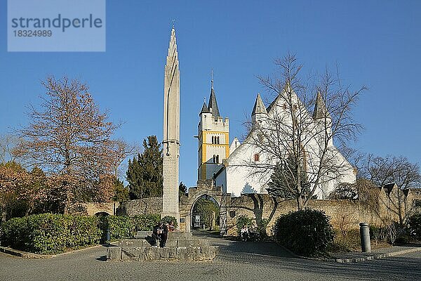 Burgkirche mit Kriegerdenkmal  Obelisk  Ober-Ingelheim  Ingelheim  Rheinhessen  Rheinland-Pfalz  Deutschland  Europa