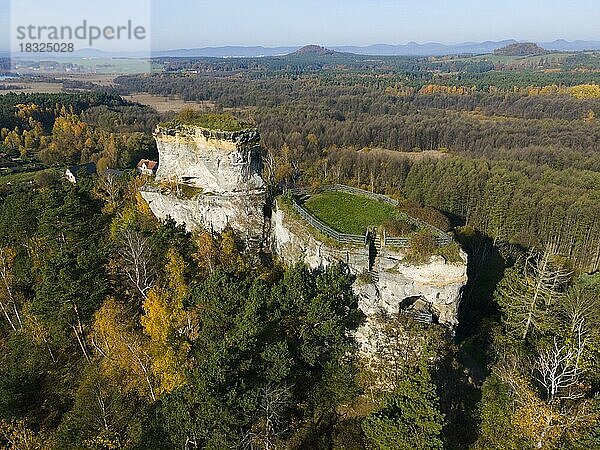 Drohnenaufnahme  Felsenburg Jestrebi  Habstein  Habichtstein  Jestrebí u Ceské Lípy  Nordböhmen  Tschechien  Europa