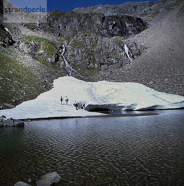 AUT  Österreich  Matrei: Fuer Bergwanderer ist die Bergtour am Venedigerhoehenweg  hier am 12.8.1994  mit der Besteigung des Grossvenedigers über den Gletscher schon eine ernste Herausforderung  die Erfahrung und Vorsicht erfordert  Europa