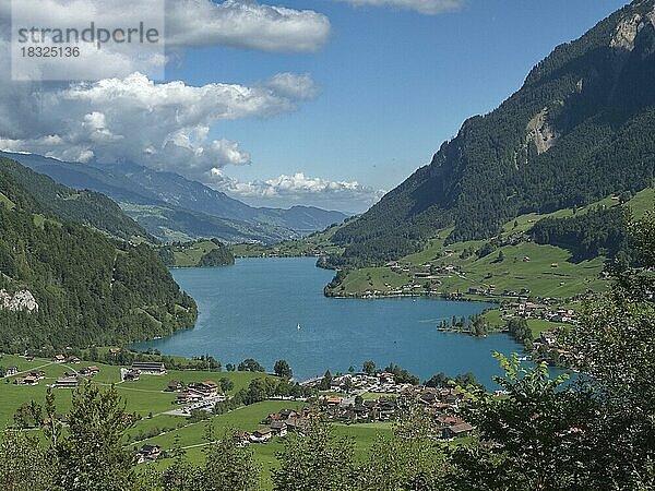 Der Lungerer See  auch Lungernsee  in den zentralschweizerischen Bergen  Chälrütirank  Lungern  Obwalden  Schweiz  Europa