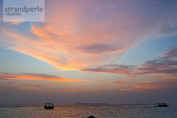 Altostratus Wolken werden von untergehender Sonne bei Sonnenuntergang beleuchtet angestrahlt  Malediven  Asien