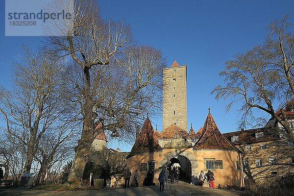 Historisches Burgtor in Rothenburg ob der Tauber  Bayern  Deutschland  Europa