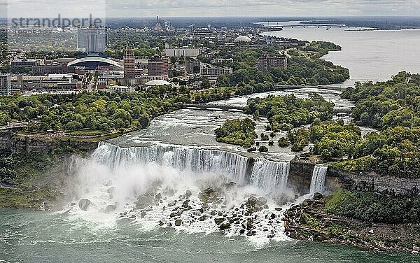 Die amerikanischen Wasserfälle an den Niagarafällen  New York  USA  Nordamerika