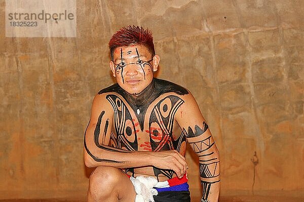 Indigenes Volk  Mann der Ureinwohner Mehinako (Xingu) geschmückt mit traditioneller Körperbemalung  Mato Grosso  Brasilien  Südamerika