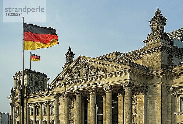 Deutsche Flagge  Reichstag  Berlin  Deutschland  Europa