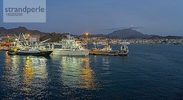 Schiffe Hafen Abend NachtSao Vicente Mindelo Kapverden