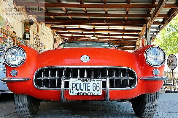 Corvette am Hackberry General Store an der historischen Route 66. Kingman  Arizona  USA  Nordamerika