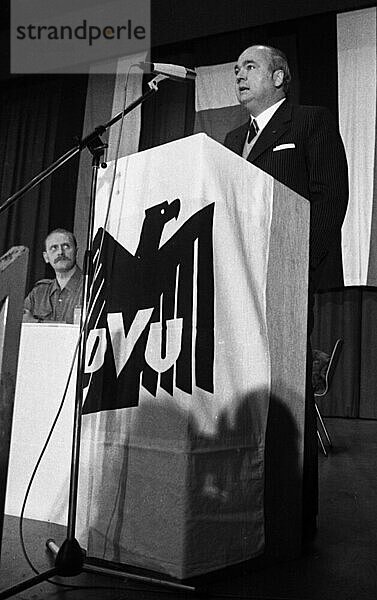 Zu einer Heldengedenkfeier trafen sich Mitglieder und Anhaenger der rechtsextremen Deutschen Volksunion (DVU) unter Gerhard Frey  begleitet von Protesten  am 7.11.1976 in Mannheim..Gerhard Frey  Deutschland  Europa