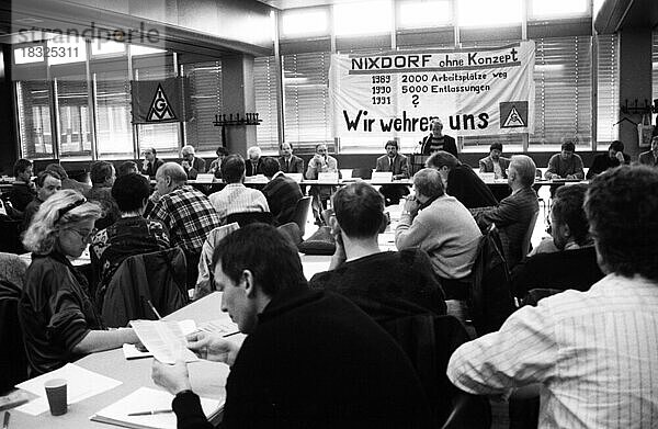 Aus Sorge um ihre Arbeitsplaetze wandten sich die Beschaeftigten der Firma Nixdorf 1990 auf einer Betriebsversammlung der IG Metall an die Oeffentlichkeit  Deutschland  Europa