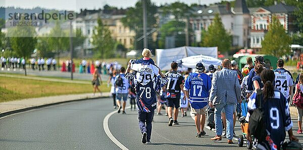 Teilnehmer und Zuschauer beim traditionellen Schuetzenumzug am 09.07.2017 in Iserlohn  Deutschland  Europa