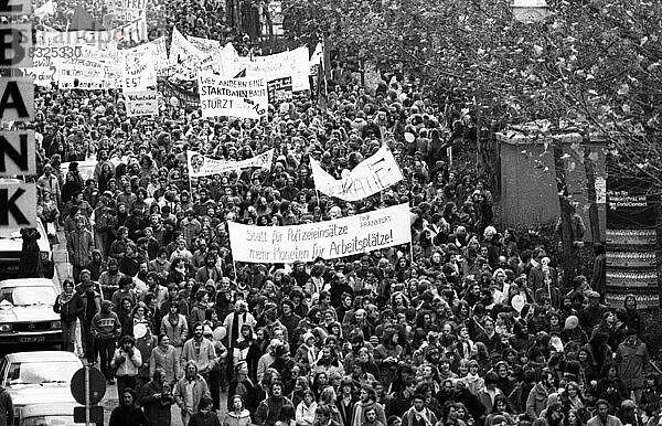 Mehr als 100.000 Menschen aller politischen Ueberzeugungen demonstrierten gegen die beabsichtigte Einrichtung der Startbahn West und gegen Ruestung im November 1981  Deutschland  Europa