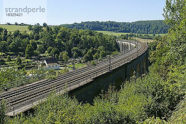 Schienen auf dem Eisenbahnviadukt  Altenbekener Viadukt  Kalksandsteinbrücke  Altenbeken  Ostwestfalen-Lippe  Nordrhein-Westfalen  Deutschland  Europa