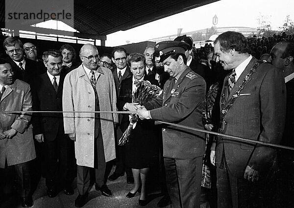 Die traditionellen Kulturtage der Stadt Dortmund- hier am 14. 5. 1973 in Dortmund- standen in diesem Jahr im Zeichen der UdSSR. Guenther Samtlebe  Astronaut (N. N.)  Jekaterina Furzewa  Heinz Kuehn  N. von r. n. l  Deutschland  Europa