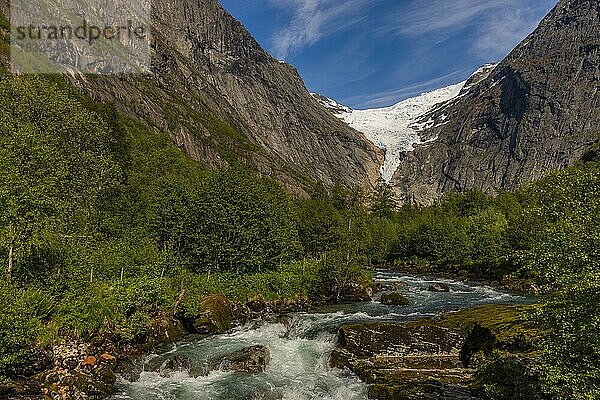 Bach vor dem Gletscher des Briksdalsbreen  Norwegen  Europa