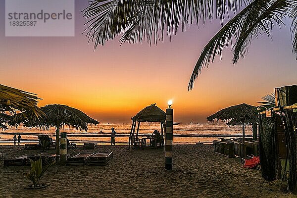 Sonnenuntergang am Strand von Sanyang  Gambia  Westafrika  Afrika