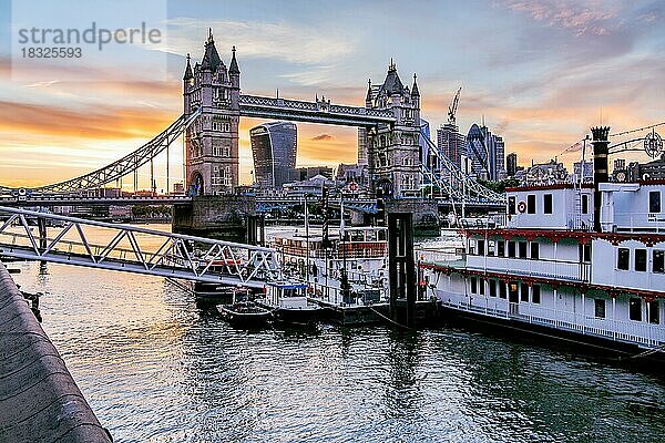 Tower Bridge über die Themse bei Sonnenuntergang  London  City of London  England  United Kingdom  Großbritannien  Europa