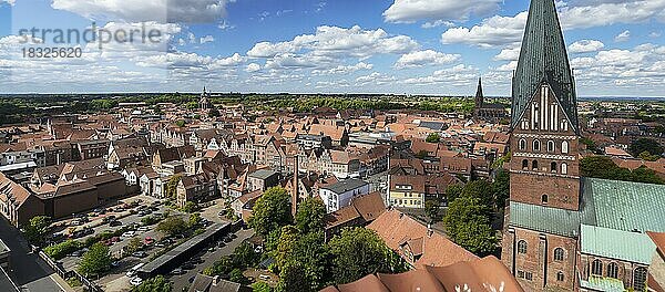 Blick vom historischen Wasserturm auf die Altstadt von Lüneburg  Niedersachsen  Deutschland  Europa