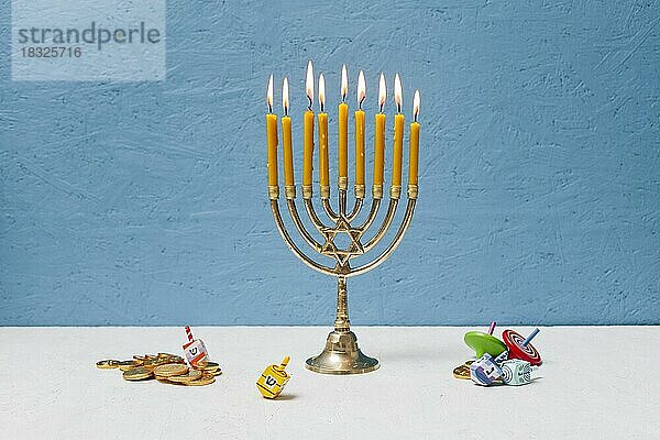 Jüdischer Kerzenständer brennt