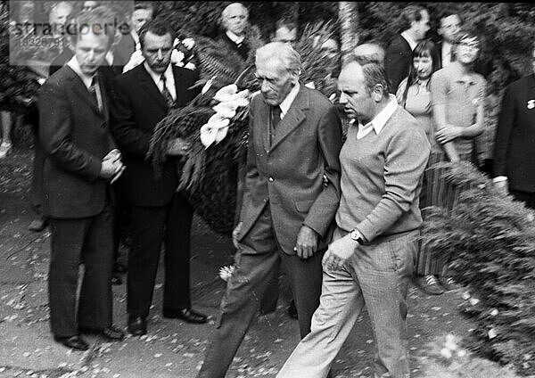 Die traditionelle Gedenkveranstaltung Blumen fuer Stukenbrock  hier am 01. 09. 1973 dem Antikriegstag in Stukenbrock bei Bielefeld- wurden die NS-Opfer an den sowjetischen Kriegsfangenen geehrt. Max Reimann (M.) bei Kranzniederlegung  Deutschland  Europa