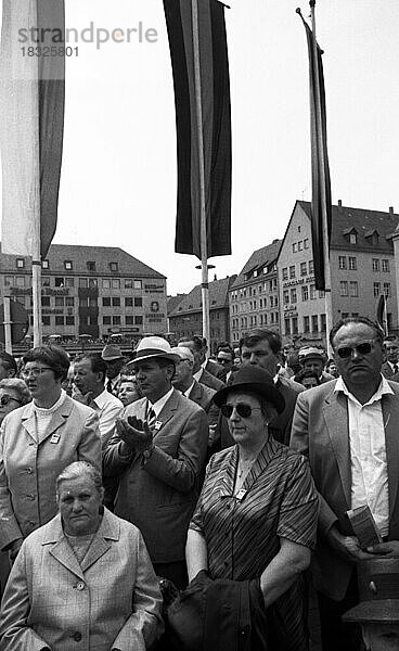 Jaehrlich begeht die Sudetendeutsche Landsmannschaft  hier am 27. 5. 1969 in Nuernberg  traditionell der Sudetendeutschen Tag  Deutschland  Europa