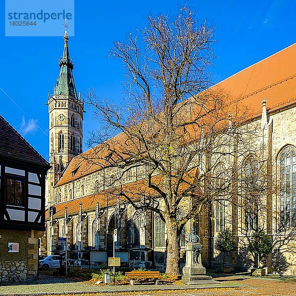 Stiftskirche St. Amandus  ein Bauwerk der Gotik  und Bismarck-Denkmal in Bad Urach  Schwäbische Alb  Baden-Württemberg  Deutschland  Europa