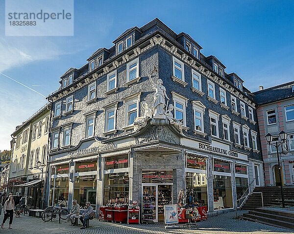 Gebäude der ehemaligen Buchhandlung Grimm mit einer Figurengruppe der Göttin Merkuria  die den Hermesstab als Wahrzeichen der Händler in ihren rechten Hand und in der linken Hand einen Anker als Symbol der Hoffnung hält  in der Fußgängerzone  Ilmenau  Thüringen  Deutschland  Europa