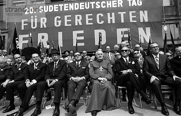 Jaehrlich begeht die Sudetendeutsche Landsmannschaft  hier am 27. 5. 1969 in Nuernberg  traditionell der Sudetendeutschen Tag  Deutschland  Europa