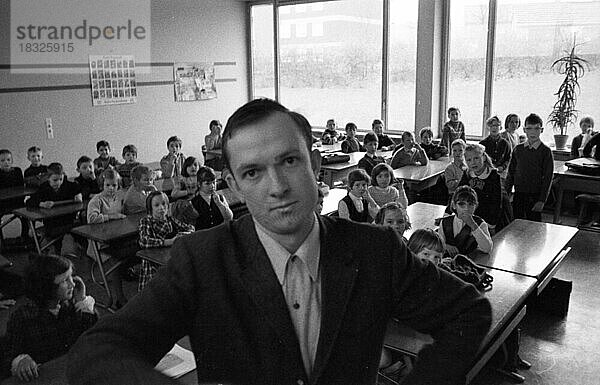 Uebervolle Klassen und genervter Lehrer einer Bochumer Hauptschule im Jahre 1966  Deutschland  Europa