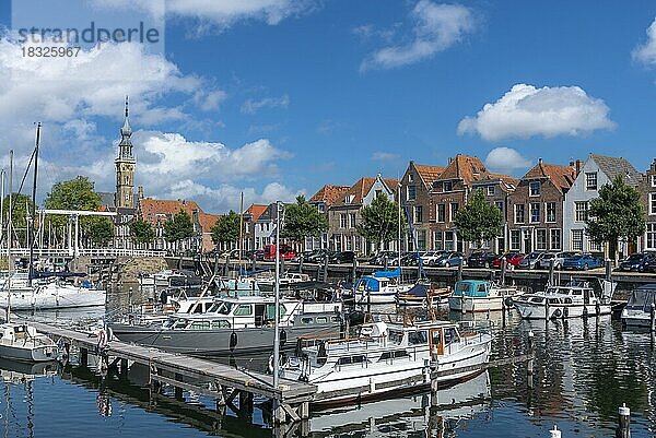 Jachthafen  im Hintergrund das historische Rathaus  Veere  Zeeland  Niederlande  Europa