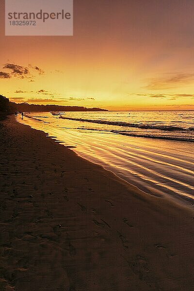 Sonnenuntergang am Playa Tamarindo  Peninsula de Nicoya  Guanacaste  Costa Rica  Mittelamerika